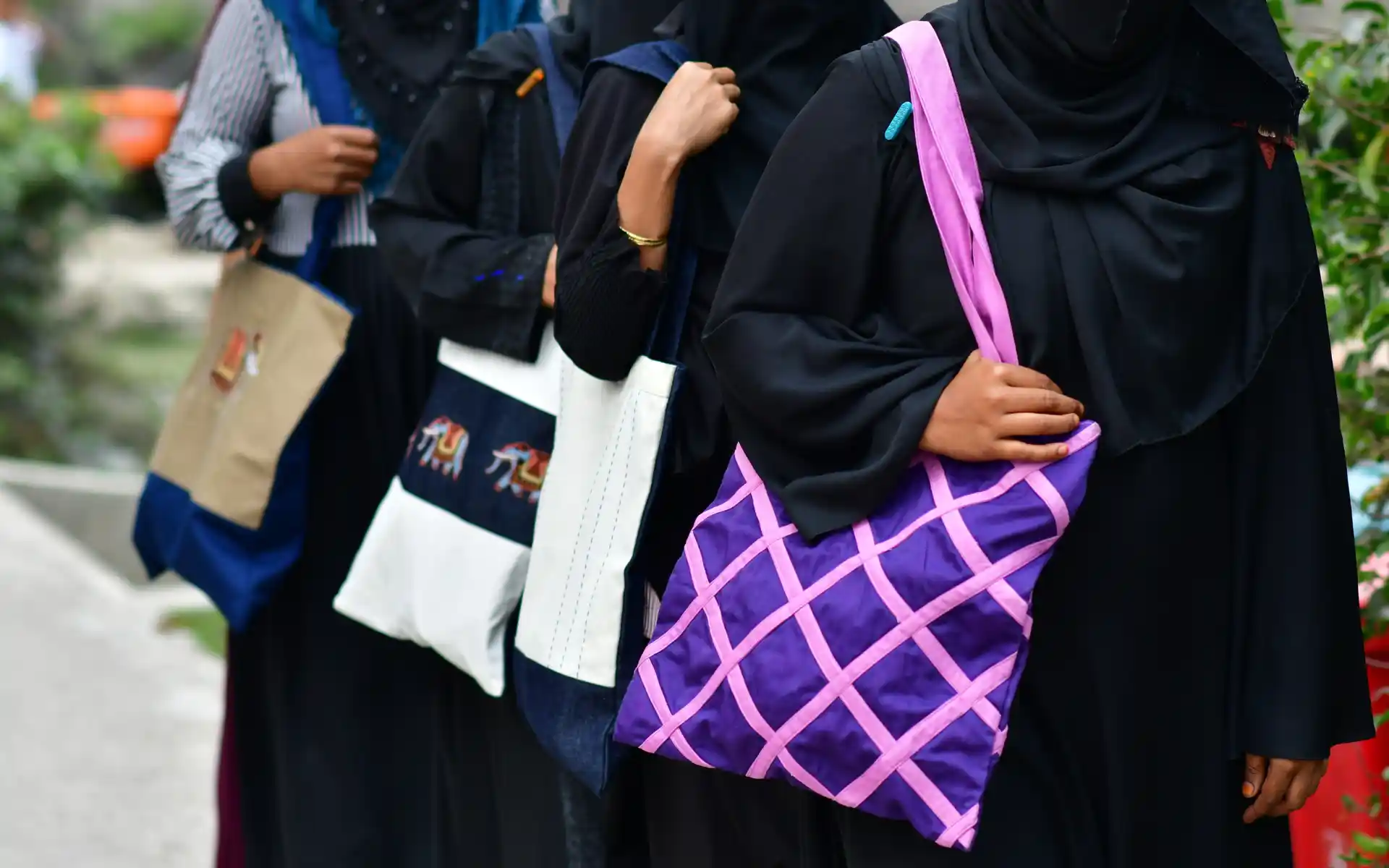 5 ways to style your tote bag